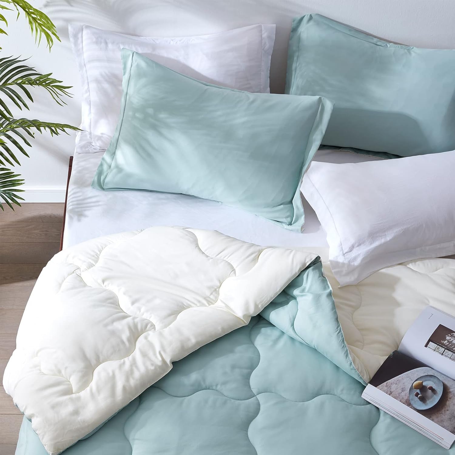 King Size Lightweight Reversible Comforter Set 3-Piece Solid Color Comforter Set for All Seasons Ultra-Soft down Alternative Duvet Insert with Pillow Shams (102X90，Sage Green/Ivory)